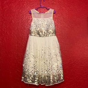 size 10 in girls. Formal, no glitter under the pits so it’s very comfortable!!🥰